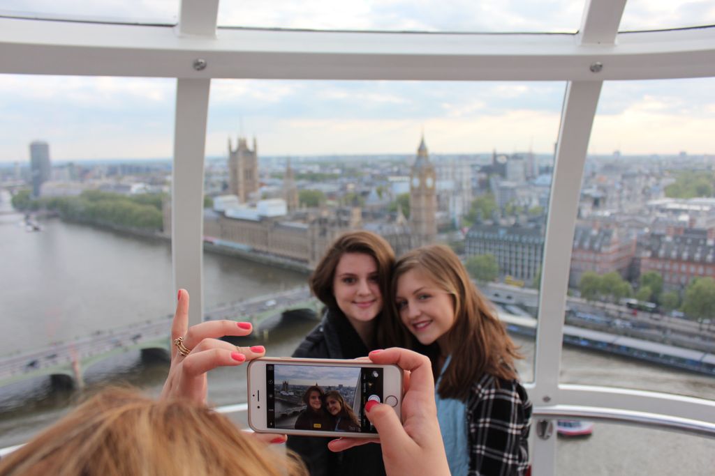 Doruntina Zeneli and Roksolana Sikyrynska take a snapshot from the London Eye pod