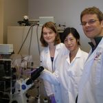 Students with Bjoern Reinhard Prof. Reinhard with graduate students in his group, Sarah Lerch (2nd yr) and Xinwei Yu (5th yr), using an inverted microscope for darkfield microscopy
