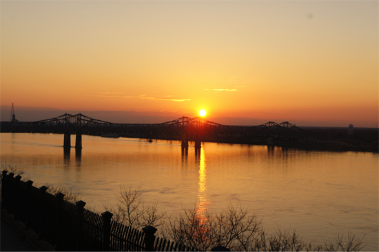 Our first look at the sunset over the Mississippi River. Photo by Fabliha Mahmood