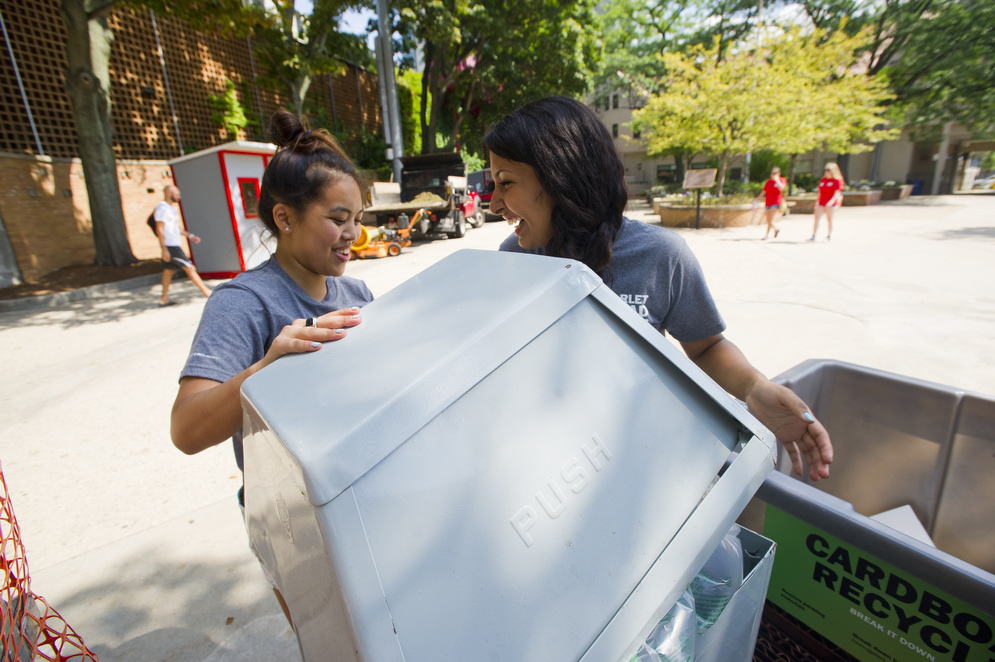 Scarlett Squad captains Sarah Moran (MET’16) (left) and Jocelin Pinto (ENG’18) were among the invaluable Move-in helpers. Photo by Cydney Scott