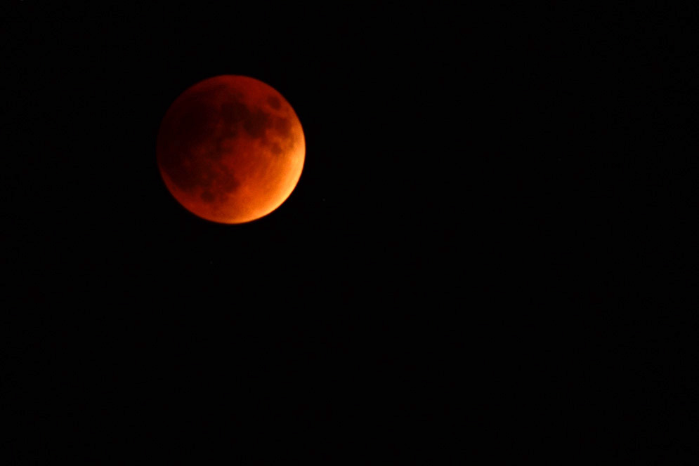 The world was in for a treat on Sunday, September 27 when the sun, the Earth, and the moon aligned to create a "super blood moon". This event was captured on Bay State Road around 10:45 pm. Photo by Mackenzie Feeley (CAS'16)