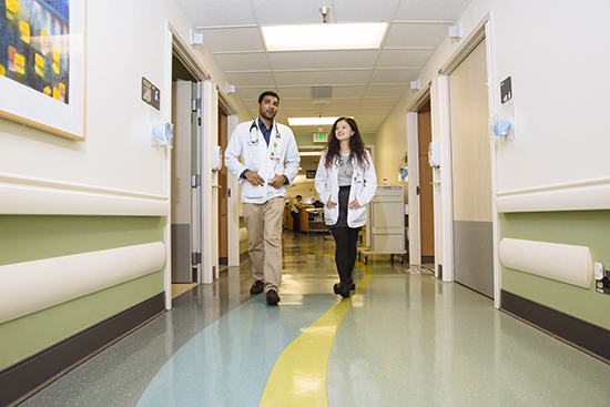 Brian Koottappillil (CAS'17, MED'17) and Wenqi Feng (MED'17) at the Kaiser Medical Center in San Jose.