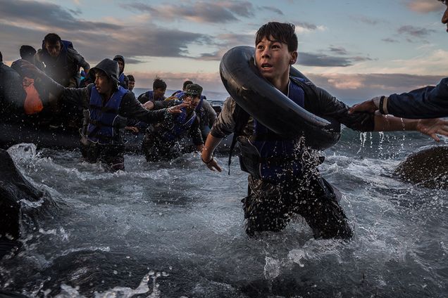 Tyler Hicks photo of migrant refugees coming ashore in Lesbos, Greece