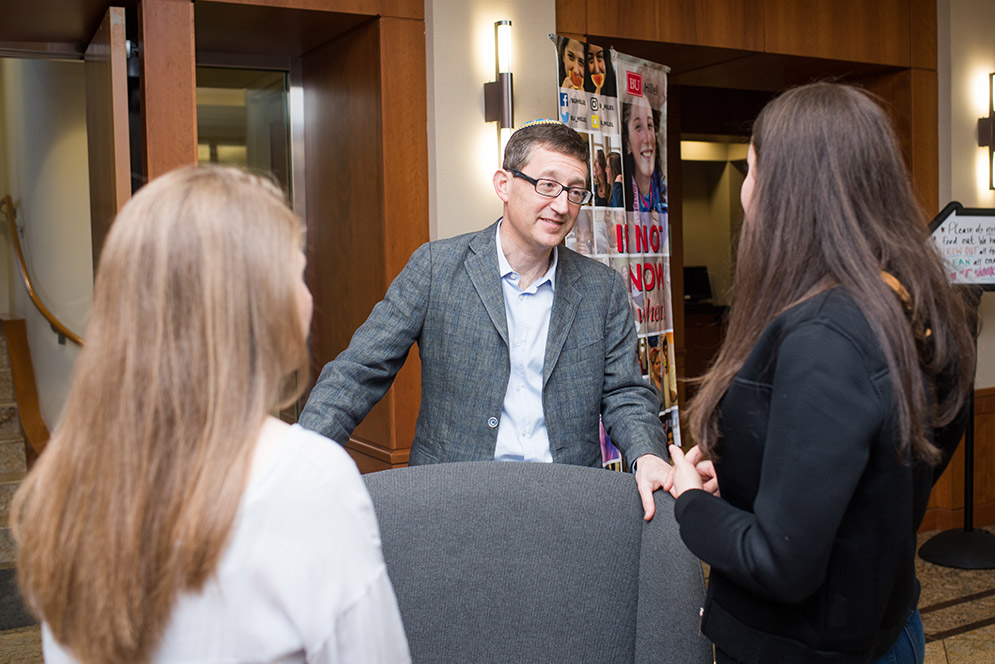 BU Hillel’s new executive director, Jevin Eagle, talks with students at a meet-and-greet in May.