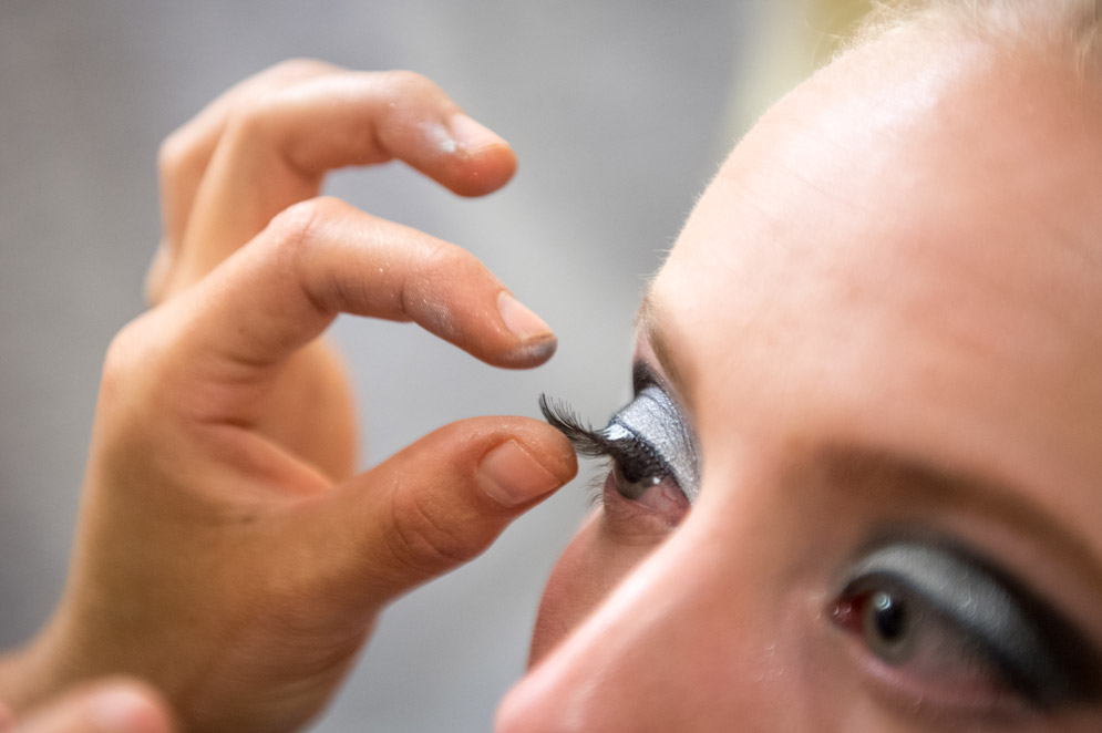 applying eyelashes 