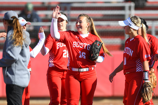 Ali Dubois and other players high-fiving