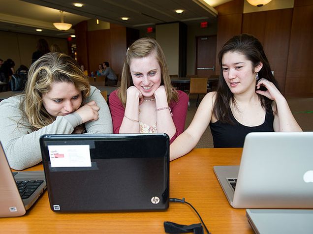 11-3569-UHCEVENT-019 KHC Students read each other's blogs from "The Secret Lives of Corporations" (Spring 2011)