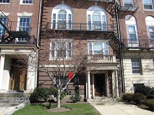 117-BSR-Brown-Stone-019 KHC Students have the option to live in their own specialty brown stone on Bay State Rd beginning in the Sophomore year.