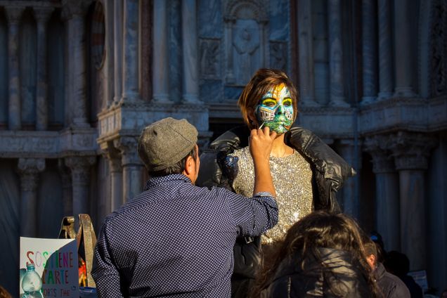 main painting womans face ont eh street in venice