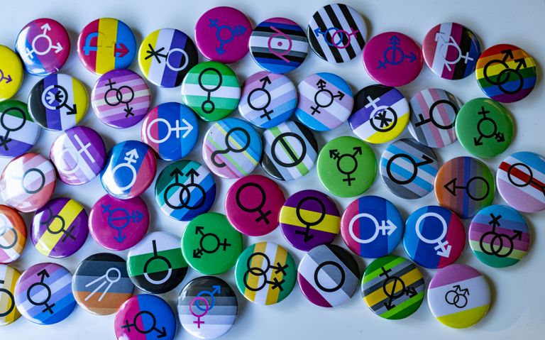tabel with different gender identity buttons