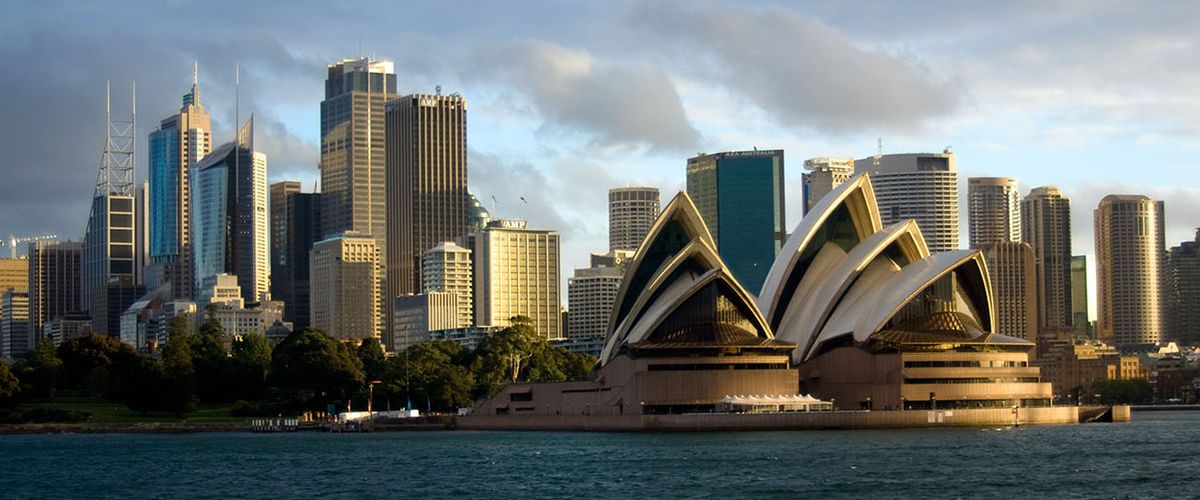 View of downtorn sydney and the the Opera house from the harbor