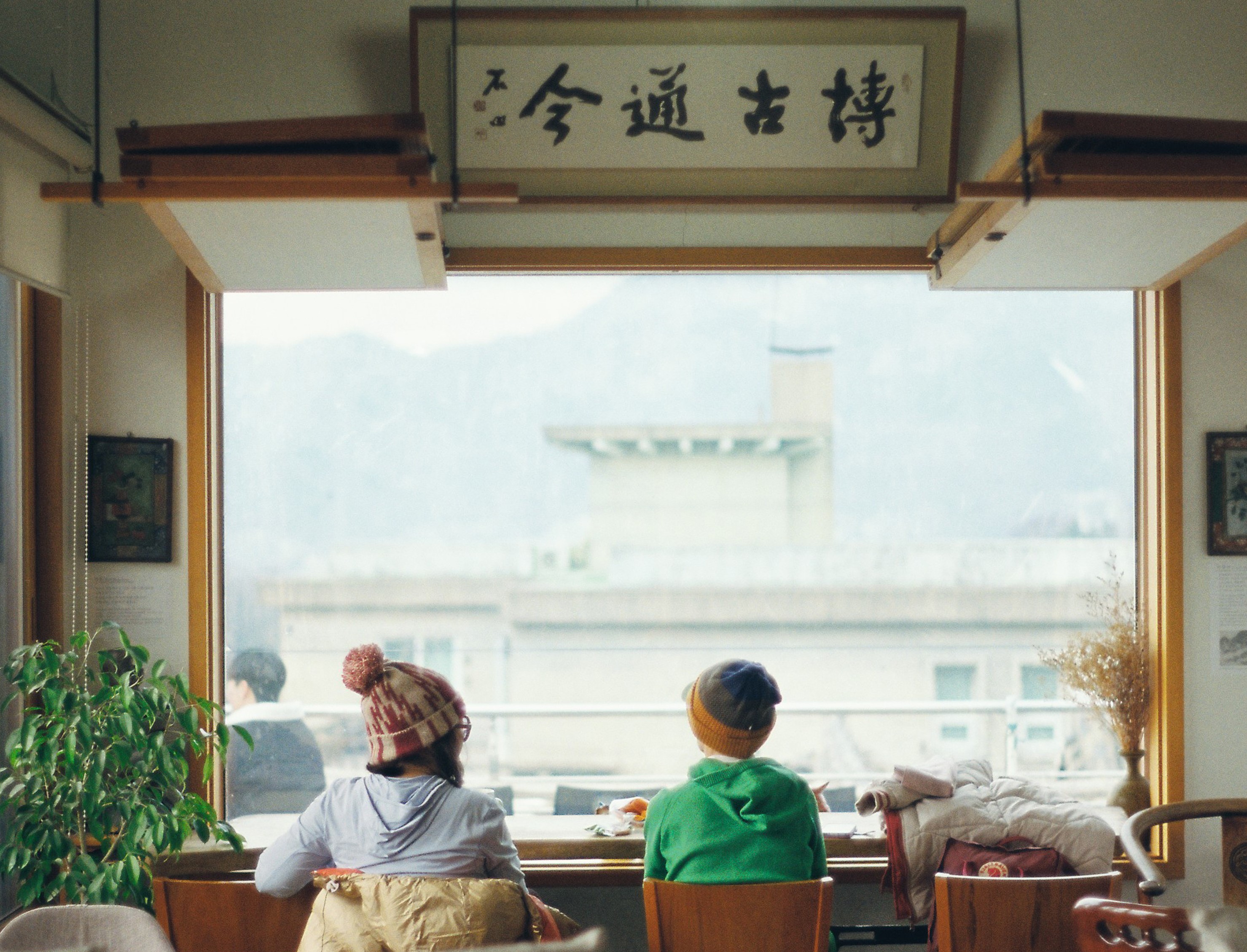 2 people sitting in a cafe in fron of a window in Seoul South Korea