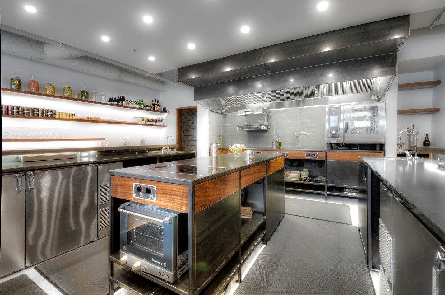 Tasting Counter - The kitchen is not organized by stations but rather around specific tasks (Photo credit: Peter Ungár) 