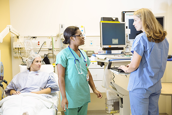 Olufisayo Ifeoluwa Omotunde (MED'17) consults with Maureen Tedesco, site director for surgery in the Kaiser Permanents Medical Center in Santa Clara.