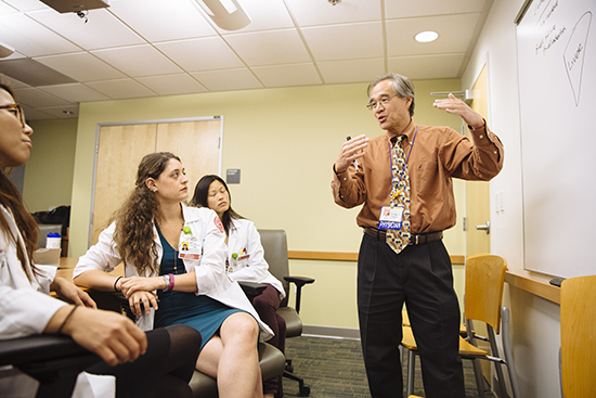 Danny Sam, director of medical education at Kaiser Permanente in Santa Clara, explains kidney function to  Winnie Wong (MED'17), Rachel Shelley-Abrahamson (MED'17), and Vivian Wang (MED'17).