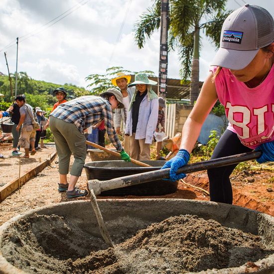 students volunteering