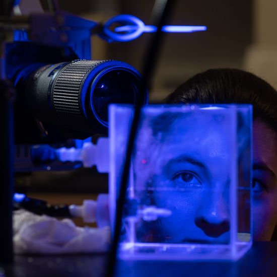 Lena Dubitsky (ENG’23,’23) studies what bubbles can teach us about how microplastics, viruses, and bacteria aerosolize