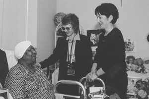 Rebecca Silliman, a MED professor of medicine and chief of the Geriatrics Section (center), on a house call with Catherine Fabrizi, a nurse case manager in MED's Home Care Program (right). Photo by Ed MacKinnon 