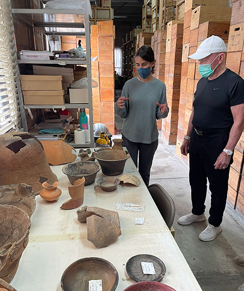Daniela Hernández Sariñana (GRS‘23,’23) shows Mark Mobius (above right) a lab during his tour of David Carballo’s excavation in Mexico.