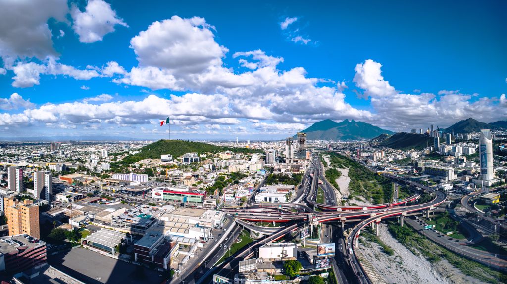 Cerro de la Silla Ciudad Monterrey Panoramica Bandera Mexico Cielo Azul Nubes Río Obispado Paisaje