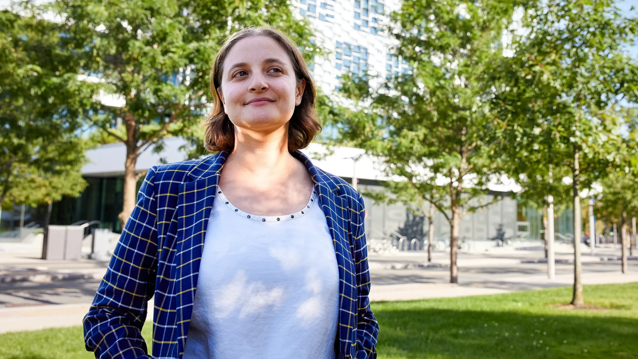 Photo of Naomi Saphra standing outside