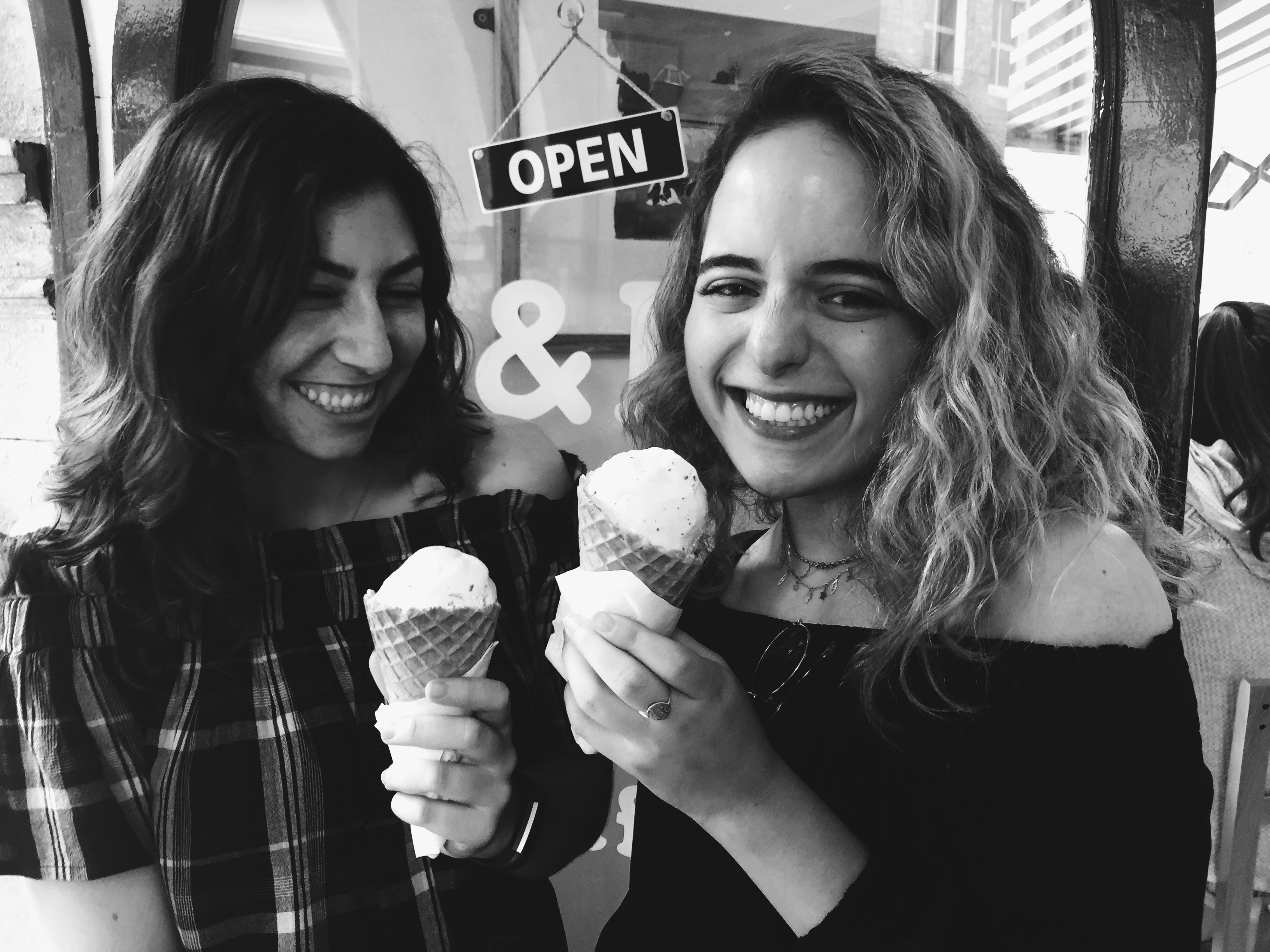 Students enjoying ice cream on their field trip to Oxford University. Photo by Maya Green Silver.