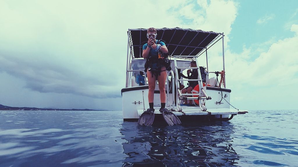 Rilie finished a master dive course in the Honduras Island of Roatan during her #My100Days.