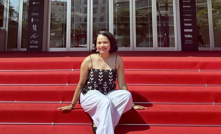 Sitting Komal