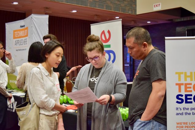 A student meets with a Google recruiter to discuss their résumé.