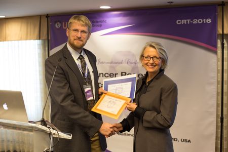 dr-maria-felicitated-by-dr-boysen