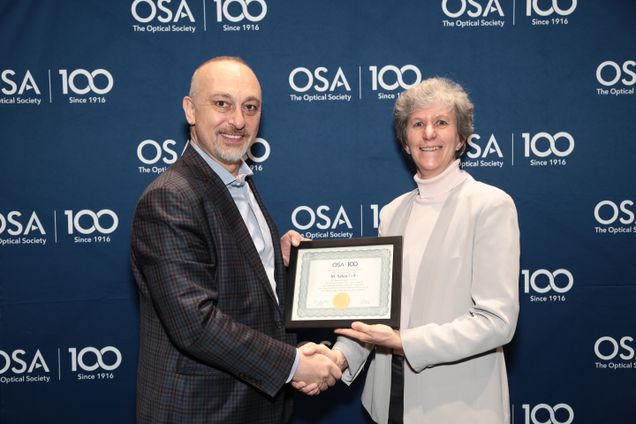 Professor M. Selim Ünlü receives his OSA Fellow plaque.