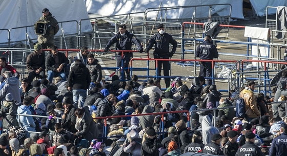 Refugees on the Austrian- Slovenian border on November 1. Fotó: Túry Gergely
