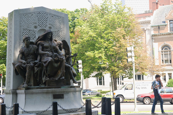 h_18music_statue