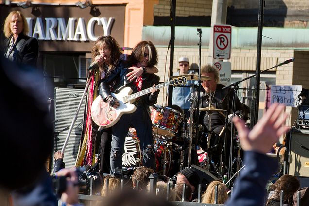 Boston University BU, Aerosmith perform 1325 Commonwealth Avenue Boston, free concert band's first apartment