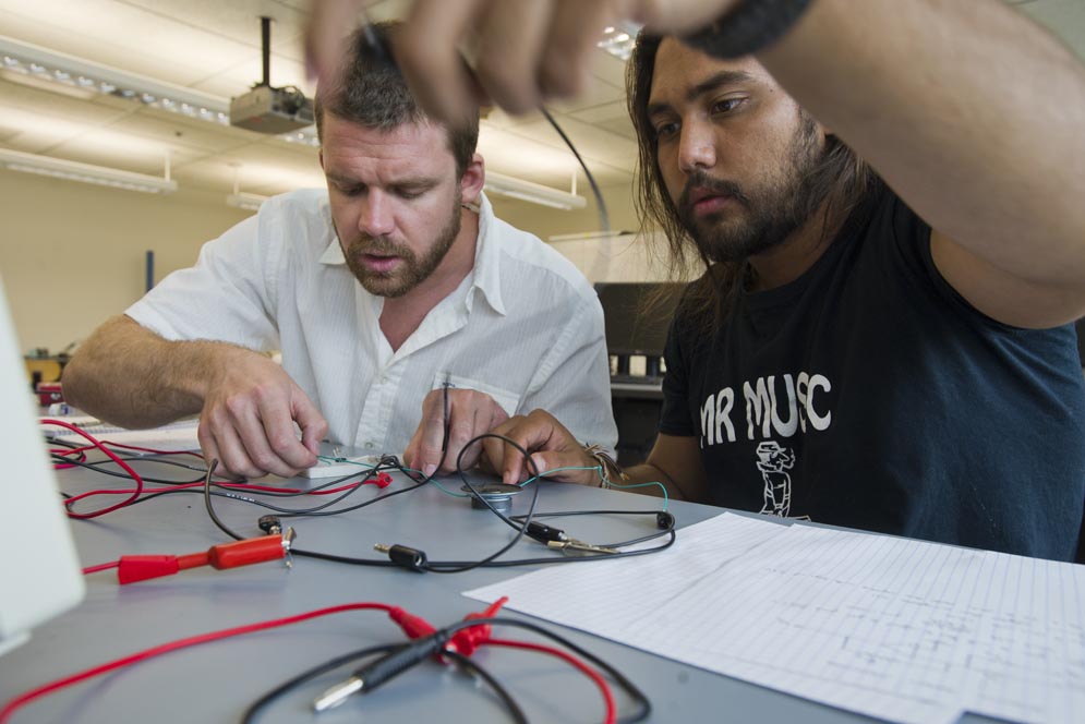 Boston University BU, College of Engineering, department electrical engineering, electrical circuits lab, photonics center, associate professor jeffrey carruthers