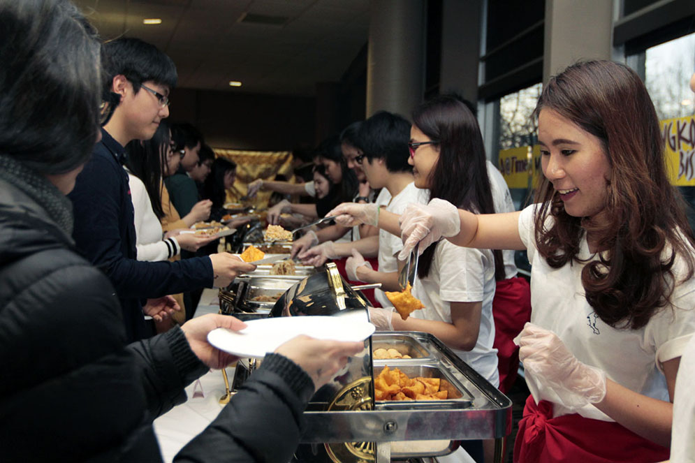 Arakkha Tangsirisatian (COM'17) (right) Thai Festival, food (catered from local Thai restaurants) GSU Backcourt. Photo by Esther Ro (COM'15)