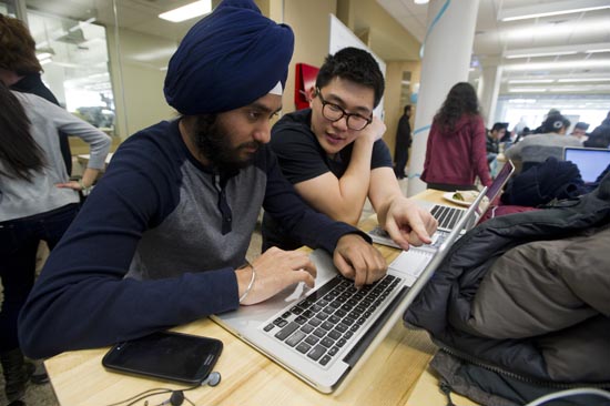 The nonprofit People Making a Difference runs charity events; Paavan Chopra (CAS’15) (left) and Brian Tan (ENG’17) are creating an app for the group to track volunteers’ attendance and responsibilities.