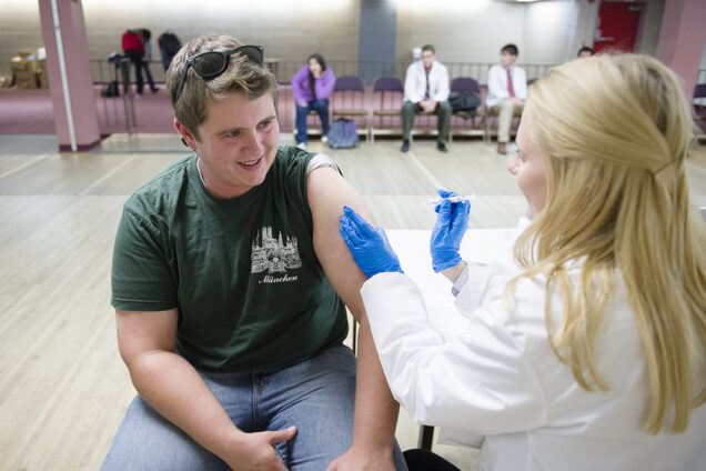 Nicole Eble (MED'19) gives Dewey Robinson (ENG'17) a flu shot at the GSU on Wednesday, October 7, 2015. Photo by Jackie Ricciardi