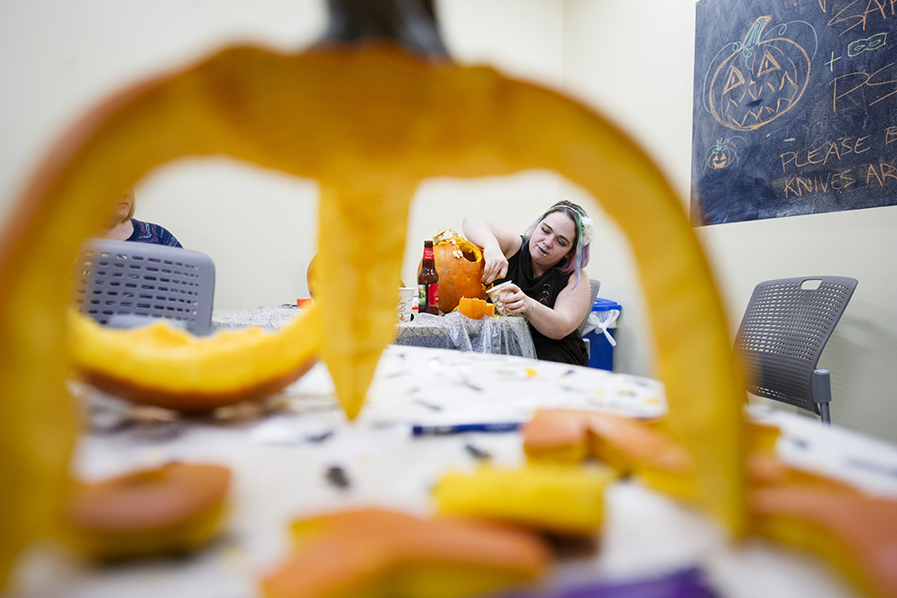 Jess Waldrip (Web Dev II) participates in 985 Comm Ave carving contest on Friday, October 23. 2015 Photo by Jackie Ricciardi