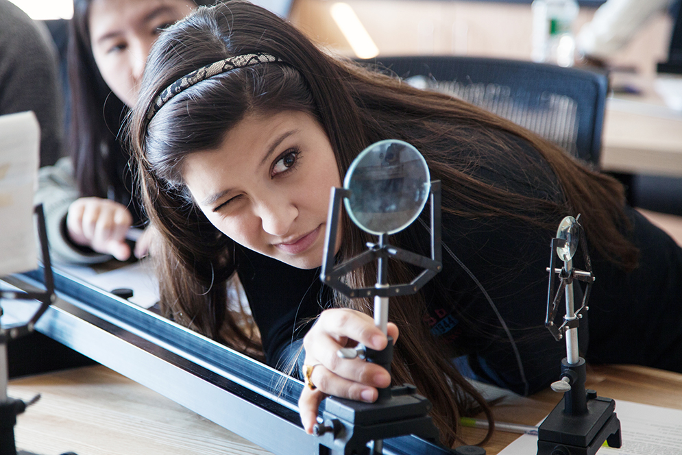 Carla De Velasco (CAS '19) (front) along with her classmate Maggie Zhang (CAS '19) test out their knowledge of optics during a lab session for AS 101: The Solar System in the College of Arts and Sciences on Tuesday. Photo by Alexandra Wimley (COM '17)