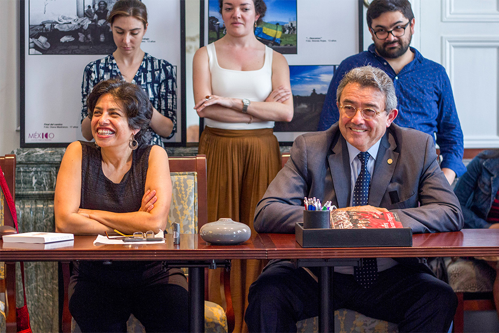 Mexican Consul General in Boston, Emilio Rabasa Gamboa, leads a discussion at Boston University with 10 young photographers from Mexico, members of the Colectivo Comunitario de Fotografía of San Pablo del Monte 