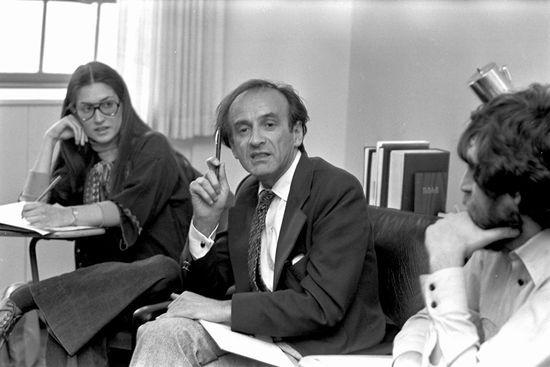 Elie Wiesel engages students during a theology class at Boston University in 1977