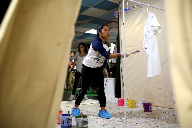 Julia Hess (COM’20) splatters paint on a Vans T-shirt during the Vans Creator Session