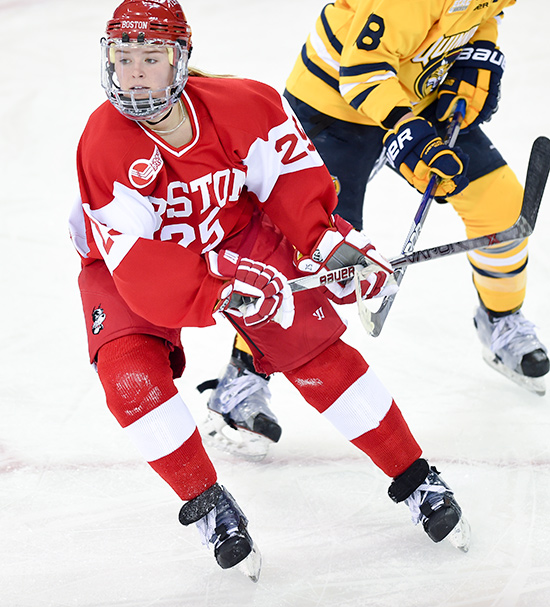 Alexis Crossley playing ice hockey