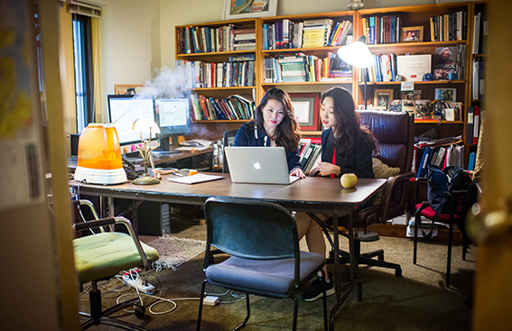 Professor Hahm and Yujin Kim looking at laptop screen.