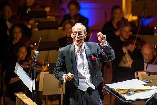 Bo Winiker conducting orchestra