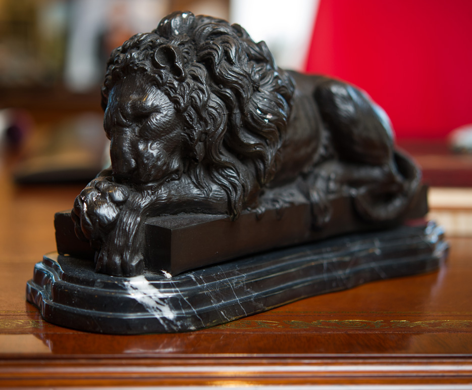 Lion bookend