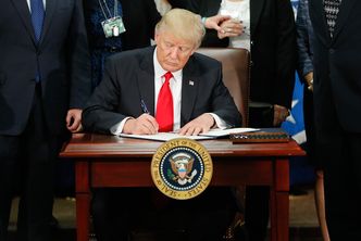 Donal Trump signing order