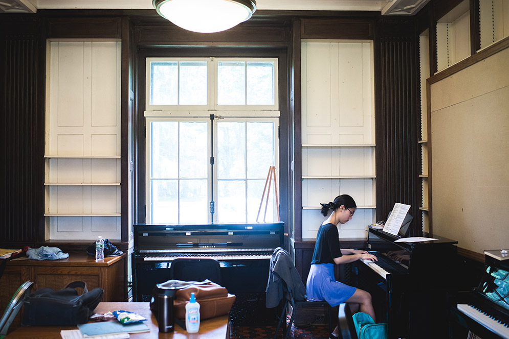 Mia Cheung playing piano