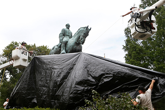 Robert E. Lee confederate civil war monument in Charlottesville, VA